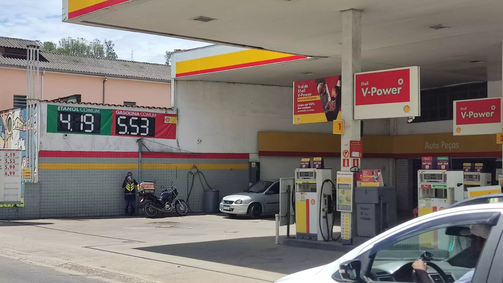 Preço de gasolina sofre queda e litro chega a ser comercializado a R$ 5,53 em Santos Dumont